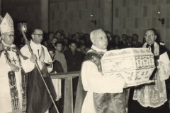 Katkolische-Kirchweihe-Reliquienschrein-scaled